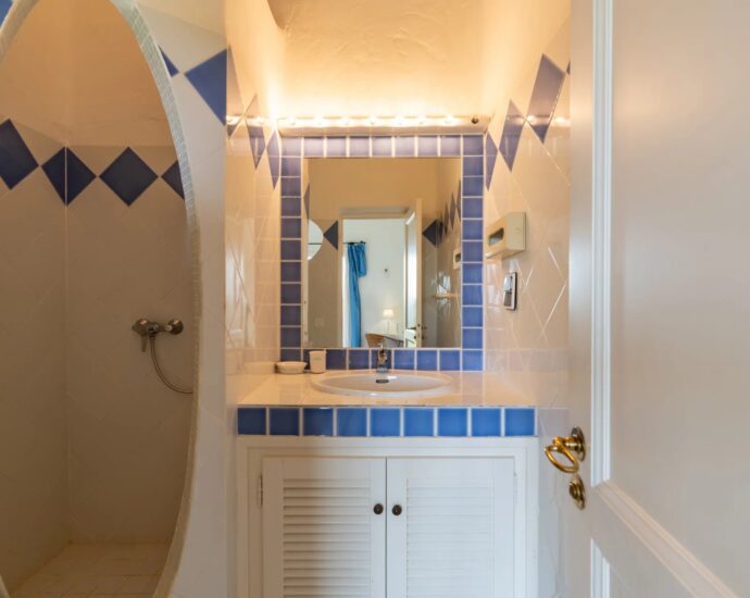 Exclusivité, Porto-Vecchio, Carpalone, Villa d&rsquo;architecte, 7 chambres, piscines, vue mer panoramique, proche plage