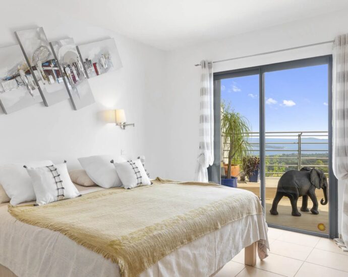 Porto-Vecchio, 6 Bedrooms, Swimming pool, Panoramic sea view, Close to the beach