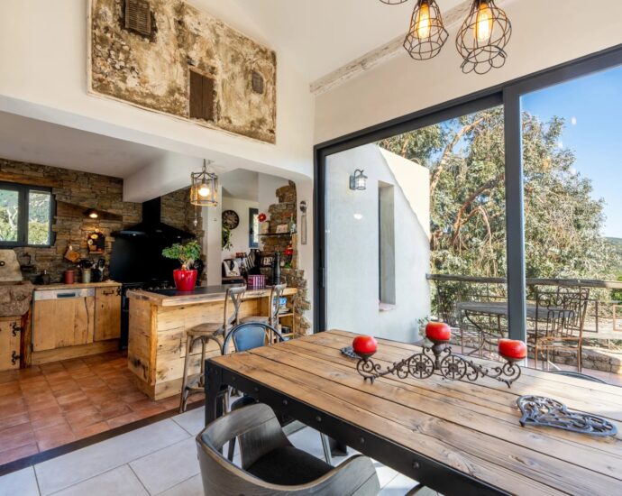 Exclusive, Conca, Bergerie-style Villa, 4 bedrooms, guest house, pool, mountain view