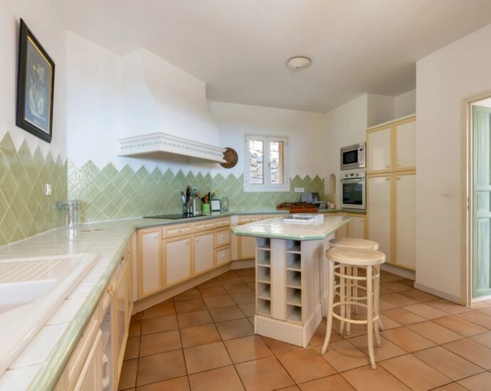 Exclusivité, Porto-Vecchio, Carpalone, Villa d&rsquo;architecte, 7 chambres, piscines, vue mer panoramique, proche plage