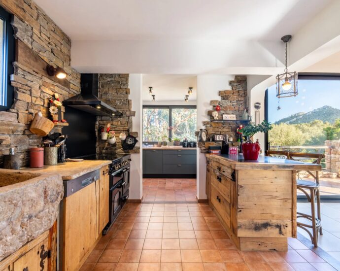 Exclusive, Conca, Bergerie-style Villa, 4 bedrooms, guest house, pool, mountain view