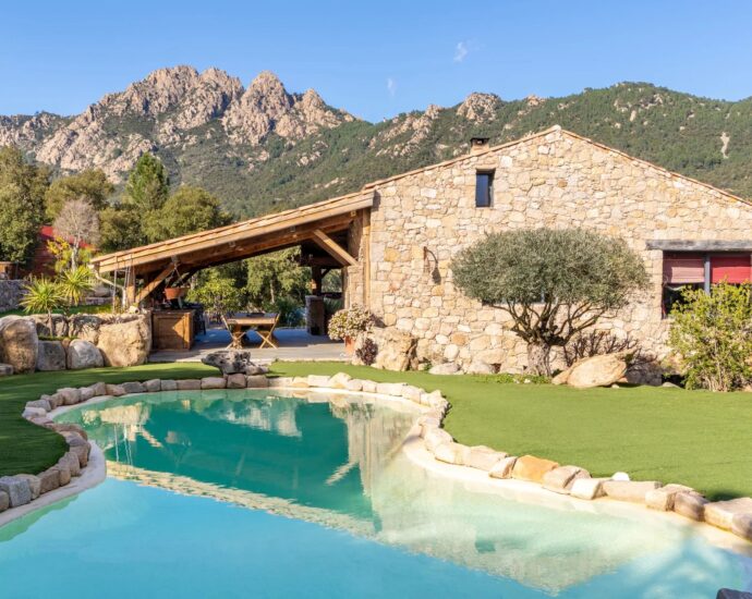 Exclusive, Conca, Bergerie-style Villa, 4 bedrooms, guest house, pool, mountain view