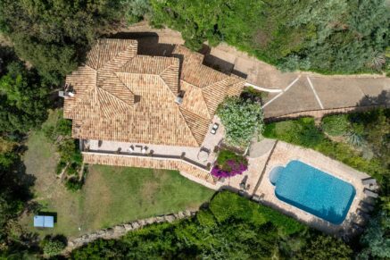 Exclusivité, Porto-Vecchio, Carpalone, Villa d&rsquo;architecte, 7 chambres, piscines, vue mer panoramique, proche plage