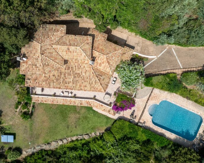 Exclusivité, Porto-Vecchio, Carpalone, Villa d&rsquo;architecte, 7 chambres, piscines, vue mer panoramique, proche plage