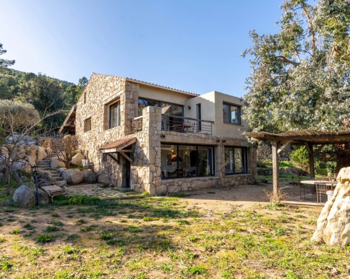 Exclusive, Conca, Bergerie-style Villa, 4 bedrooms, guest house, pool, mountain view