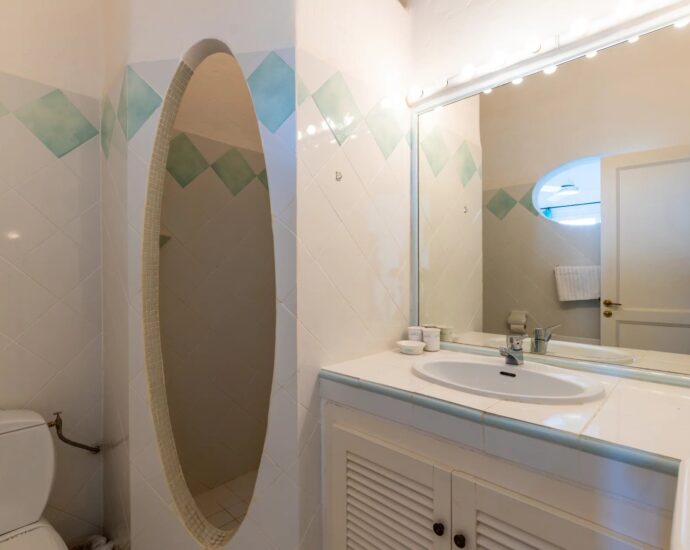 Exclusivité, Porto-Vecchio, Carpalone, Villa d&rsquo;architecte, 7 chambres, piscines, vue mer panoramique, proche plage