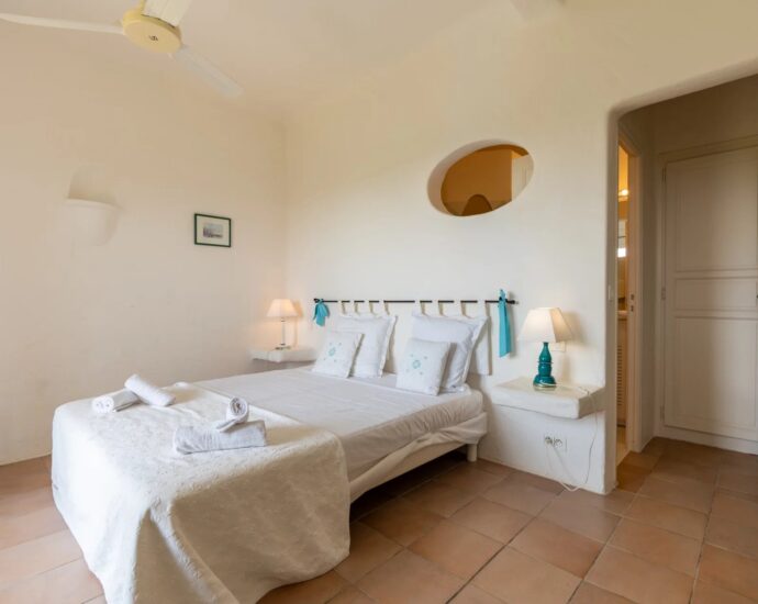 Exclusivité, Porto-Vecchio, Carpalone, Villa d&rsquo;architecte, 7 chambres, piscines, vue mer panoramique, proche plage