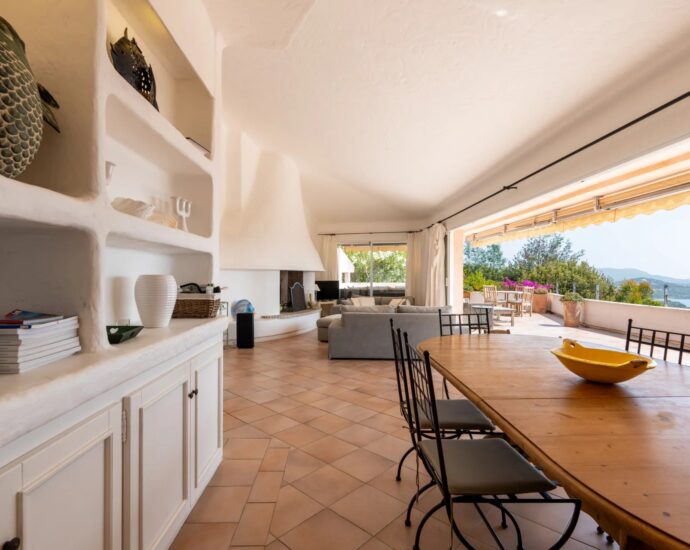 Exclusivité, Porto-Vecchio, Carpalone, Villa d&rsquo;architecte, 7 chambres, piscines, vue mer panoramique, proche plage