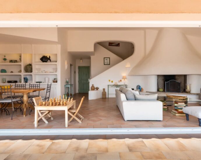 Exclusivité, Porto-Vecchio, Carpalone, Villa d&rsquo;architecte, 7 chambres, piscines, vue mer panoramique, proche plage