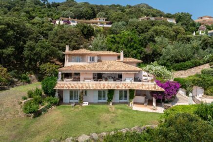 Exclusivité, Porto-Vecchio, Carpalone, Villa d&rsquo;architecte, 7 chambres, piscines, vue mer panoramique, proche plage