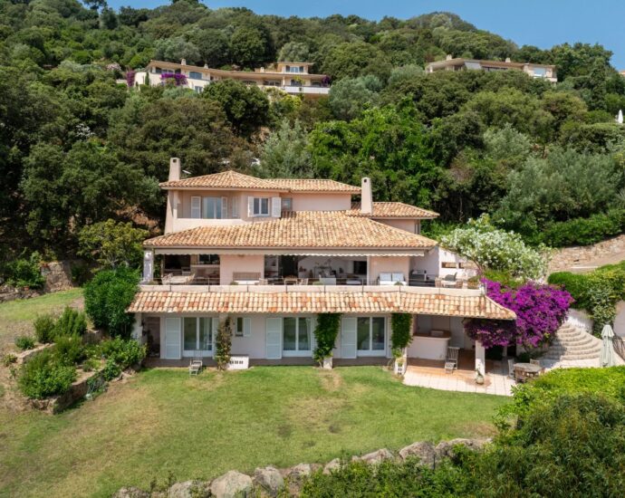 Exclusivité, Porto-Vecchio, Carpalone, Villa d&rsquo;architecte, 7 chambres, piscines, vue mer panoramique, proche plage