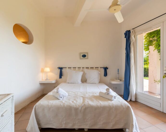 Exclusivité, Porto-Vecchio, Carpalone, Villa d&rsquo;architecte, 7 chambres, piscines, vue mer panoramique, proche plage