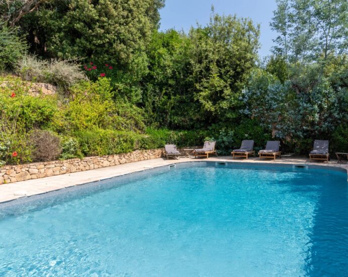 Exclusivité, Porto-Vecchio, Carpalone, Villa d&rsquo;architecte, 7 chambres, piscines, vue mer panoramique, proche plage