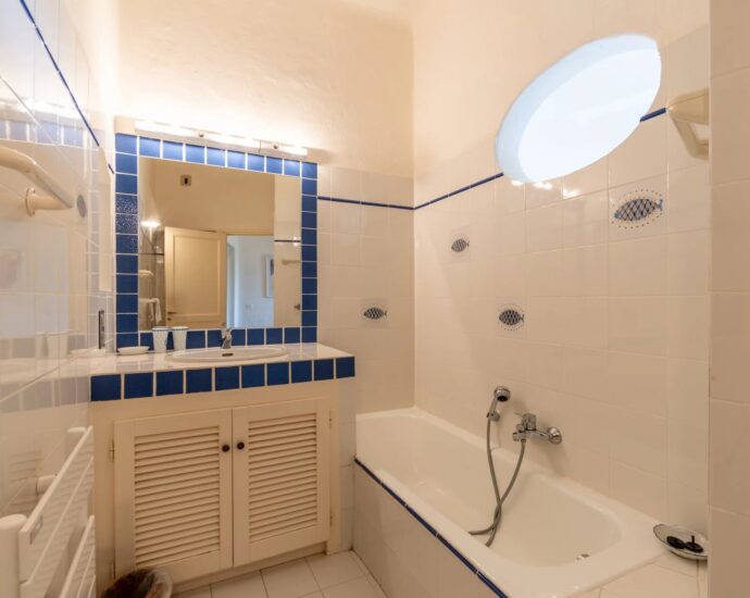 Exclusivité, Porto-Vecchio, Carpalone, Villa d&rsquo;architecte, 7 chambres, piscines, vue mer panoramique, proche plage