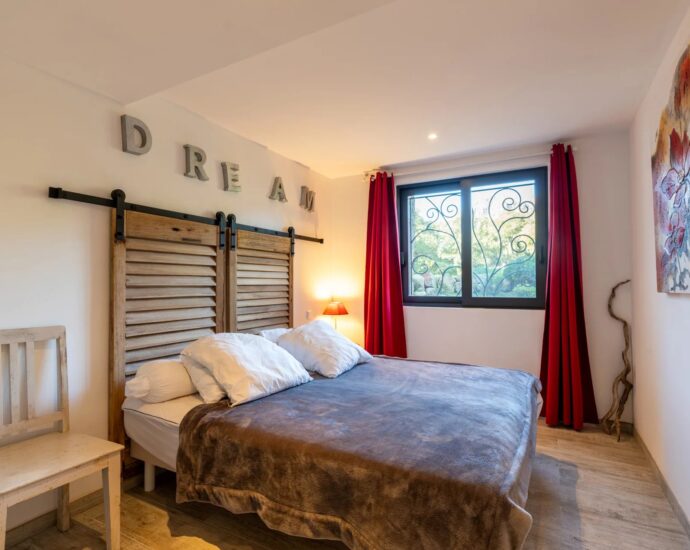 Exclusive, Conca, Bergerie-style Villa, 4 bedrooms, guest house, pool, mountain view