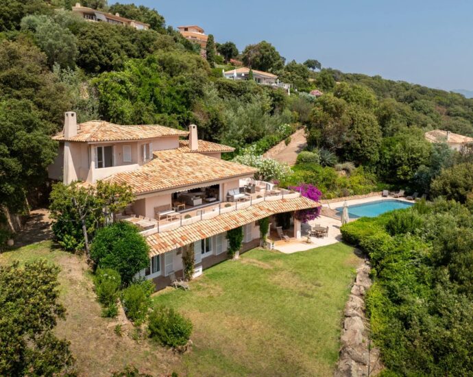 Exclusivité, Porto-Vecchio, Carpalone, Villa d&rsquo;architecte, 7 chambres, piscines, vue mer panoramique, proche plage