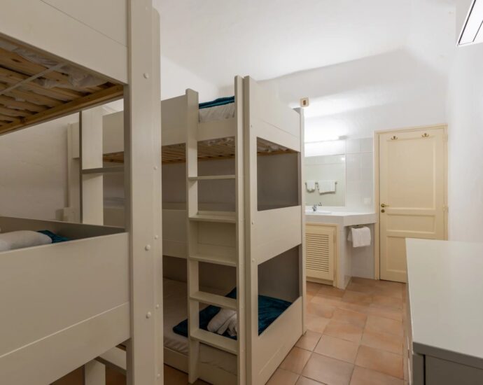 Exclusivité, Porto-Vecchio, Carpalone, Villa d&rsquo;architecte, 7 chambres, piscines, vue mer panoramique, proche plage