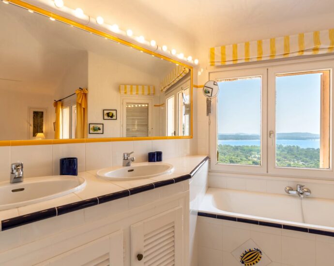 Exclusivité, Porto-Vecchio, Carpalone, Villa d&rsquo;architecte, 7 chambres, piscines, vue mer panoramique, proche plage