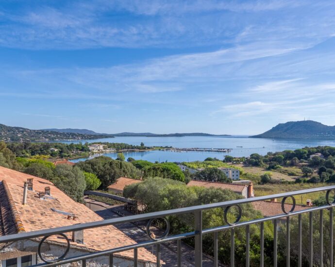 Porto-Vecchio, Appartement en attique, 3 chambres, terrasse, vue mer panoramique, proche centre-ville et plages