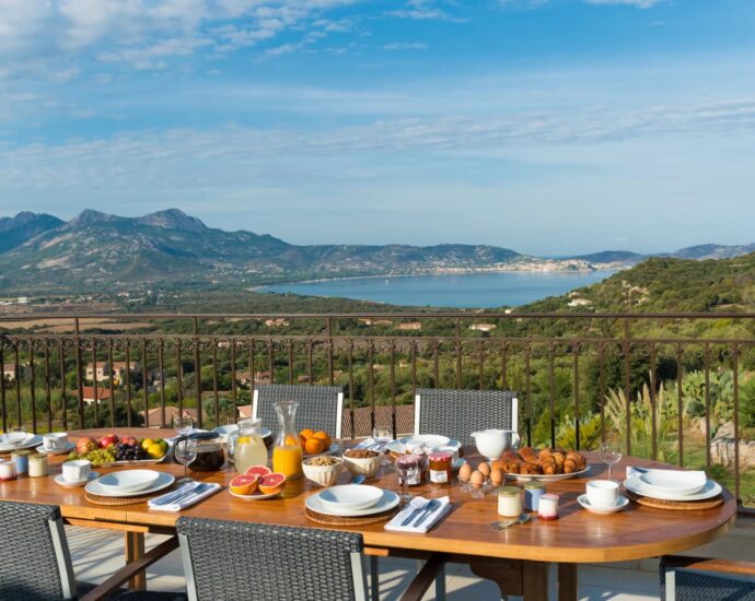 Lumio, Villa 6 chambres, vue mer panoramique, piscine, proche des plages.