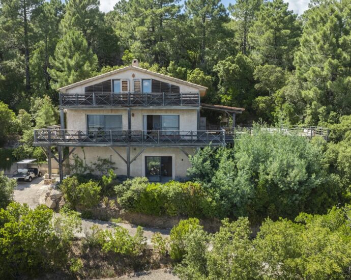 Porto-Vecchio, 3 villas, 7 bedrooms, swimming pool, sea and mountain views, near beach