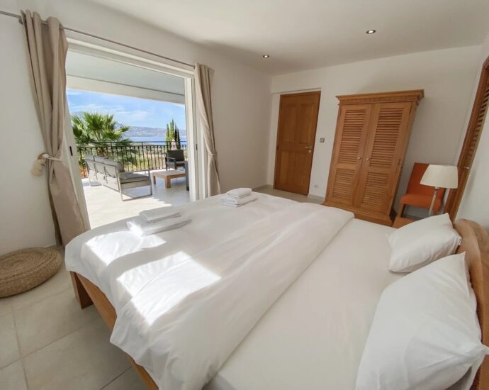 Lumio, Villa 6 chambres, vue mer panoramique, piscine, proche des plages.
