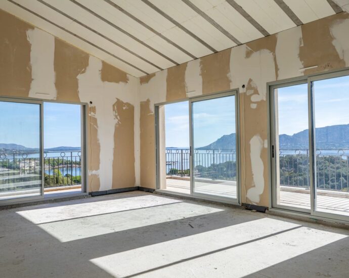 Porto-Vecchio, Appartement en attique, 3 chambres, terrasse, vue mer panoramique, proche centre-ville et plages