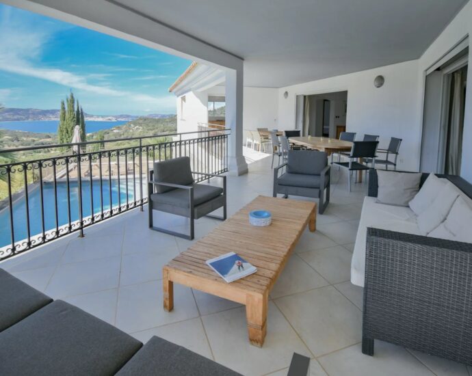 Lumio, Villa 6 chambres, vue mer panoramique, piscine, proche des plages.