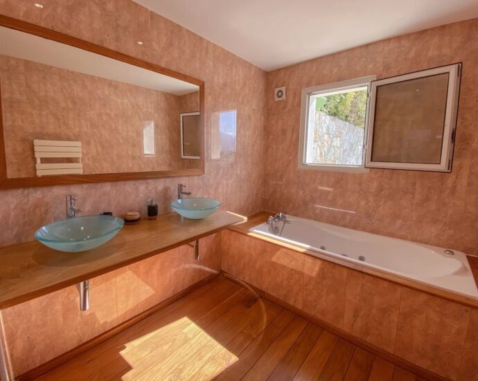 Lumio, Villa 6 chambres, vue mer panoramique, piscine, proche des plages.