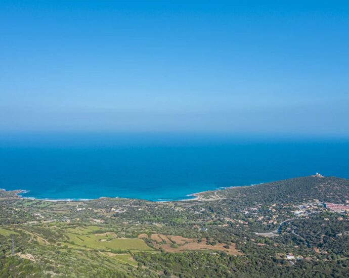 L&rsquo;Île Rousse, Occiglioni, villa d&rsquo;architecte, 6 chambres, piscine, vue panoramique mer, poche plage