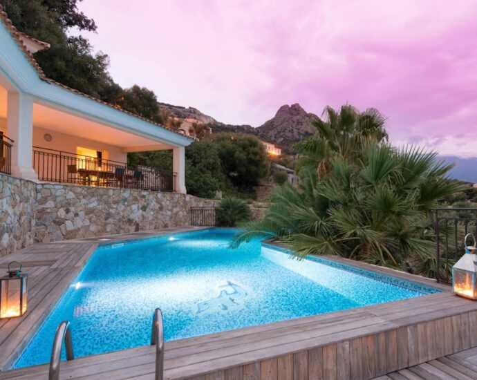 Lumio, Villa 6 chambres, vue mer panoramique, piscine, proche des plages.