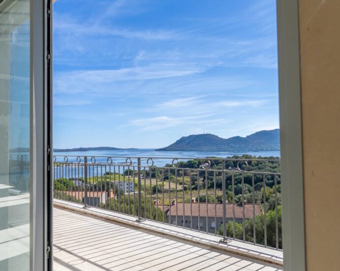 Porto-Vecchio, Appartement en attique, 3 chambres, terrasse, vue mer panoramique, proche centre-ville et plages