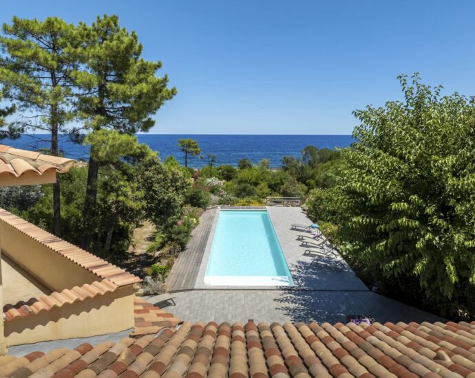 Favone, Villa pied dans l&rsquo;eau, 5 chambres, piscine, vue mer panoramique, plage à pied