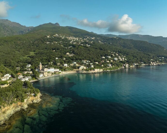 Lavasina, Appartement pied dans l’eau, terrasse, vue mer panoramique, plage à pied