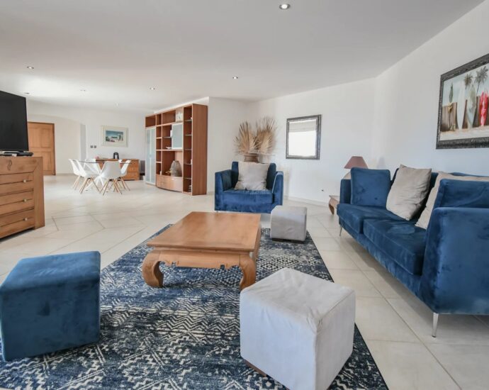 Lumio, Villa 6 chambres, vue mer panoramique, piscine, proche des plages.