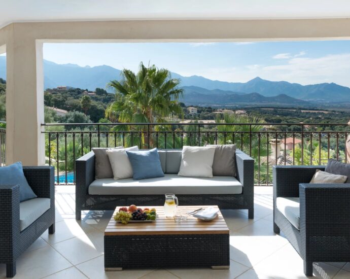 Lumio, Villa 6 chambres, vue mer panoramique, piscine, proche des plages.