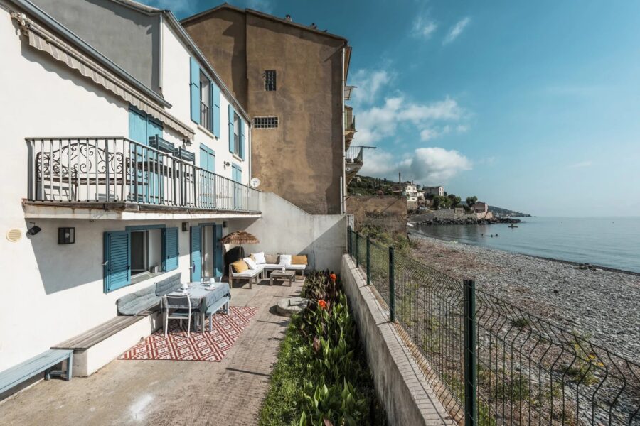 Lavasina, Appartement pied dans l’eau, terrasse, vue mer panoramique, plage à pied