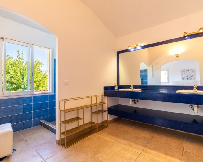 Favone, Villa pied dans l&rsquo;eau, 5 chambres, piscine, vue mer panoramique, plage à pied