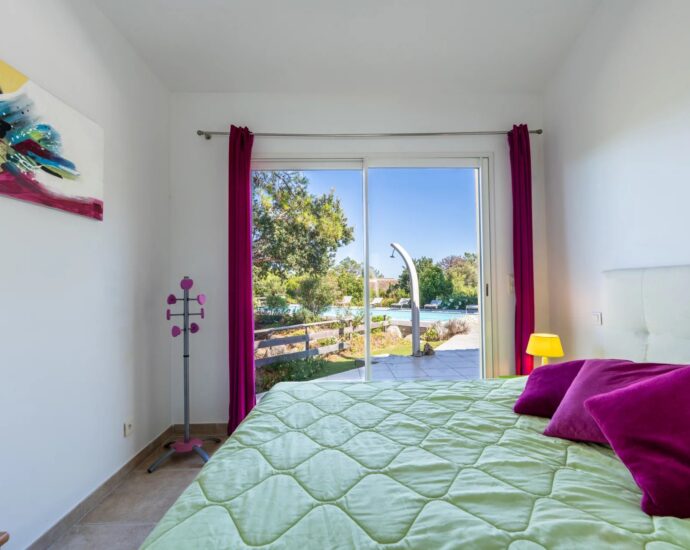 Favone, Villa pied dans l&rsquo;eau, 5 chambres, piscine, vue mer panoramique, plage à pied