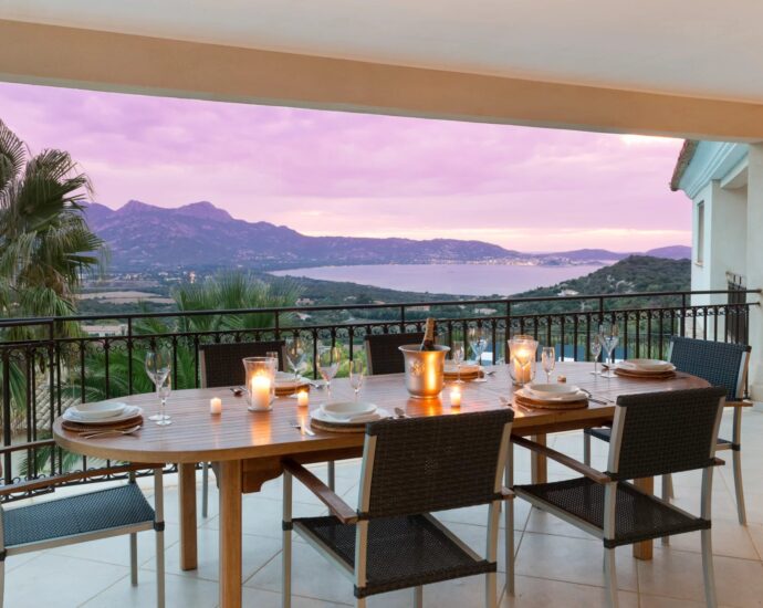 Lumio, Villa 6 chambres, vue mer panoramique, piscine, proche des plages.