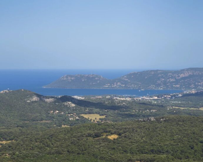 Porto-Vecchio, 3 villas, 7 bedrooms, swimming pool, sea and mountain views, near beach