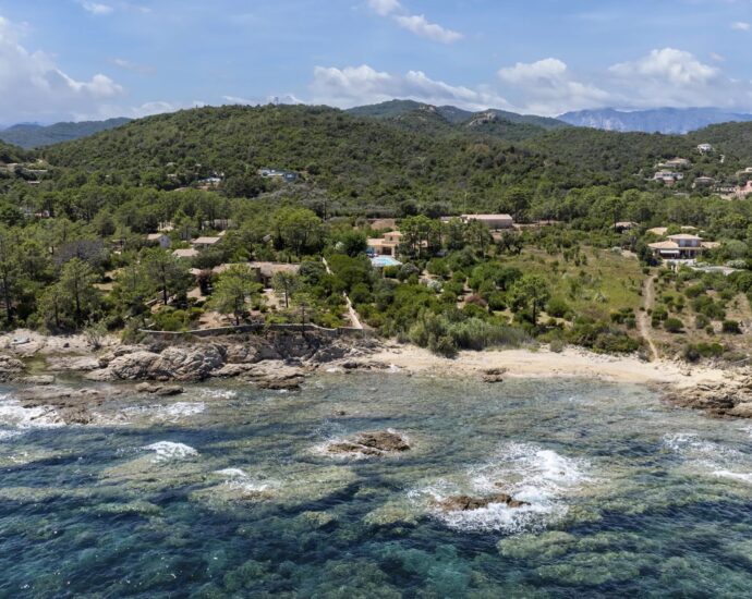 Favone, Villa pied dans l&rsquo;eau, 5 chambres, piscine, vue mer panoramique, plage à pied