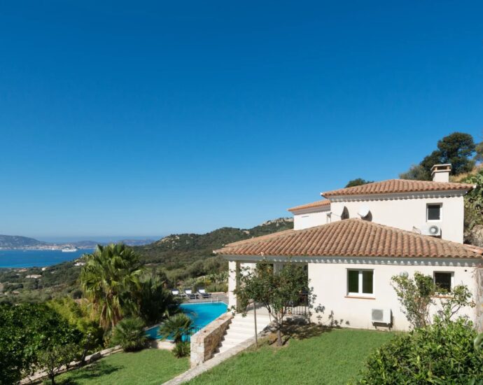 Lumio, Villa 6 chambres, vue mer panoramique, piscine, proche des plages.