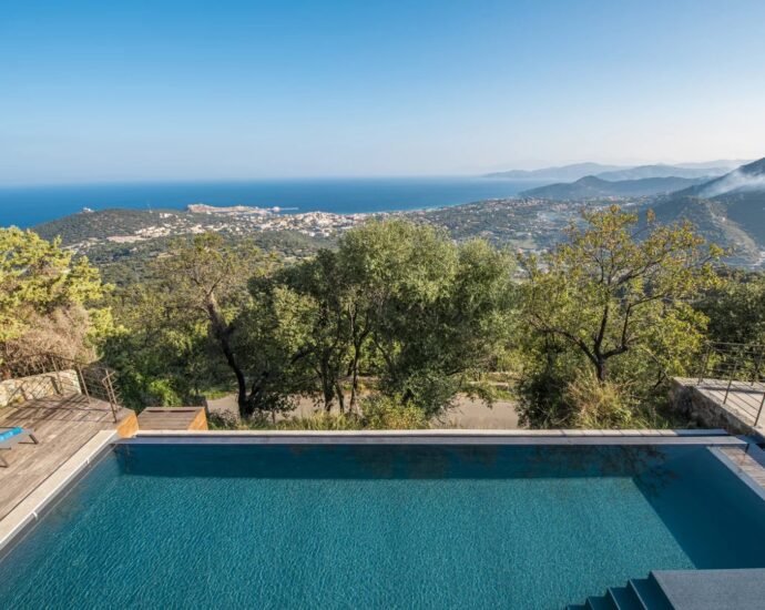 L&rsquo;Île Rousse, Occiglioni, villa d&rsquo;architecte, 6 chambres, piscine, vue panoramique mer, poche plage