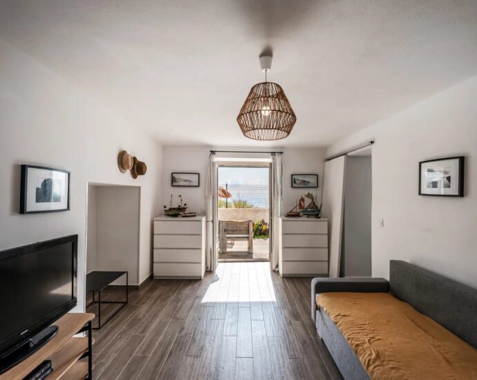 Lavasina, Appartement pied dans l’eau, terrasse, vue mer panoramique, plage à pied