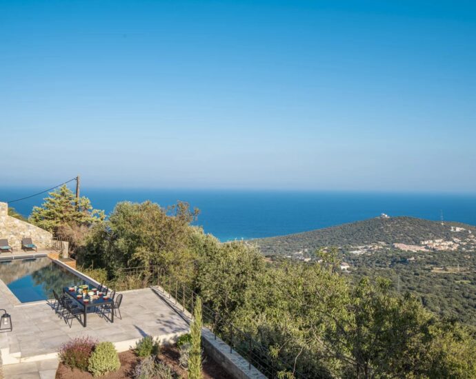 L&rsquo;Île Rousse, Occiglioni, villa d&rsquo;architecte, 6 chambres, piscine, vue panoramique mer, poche plage