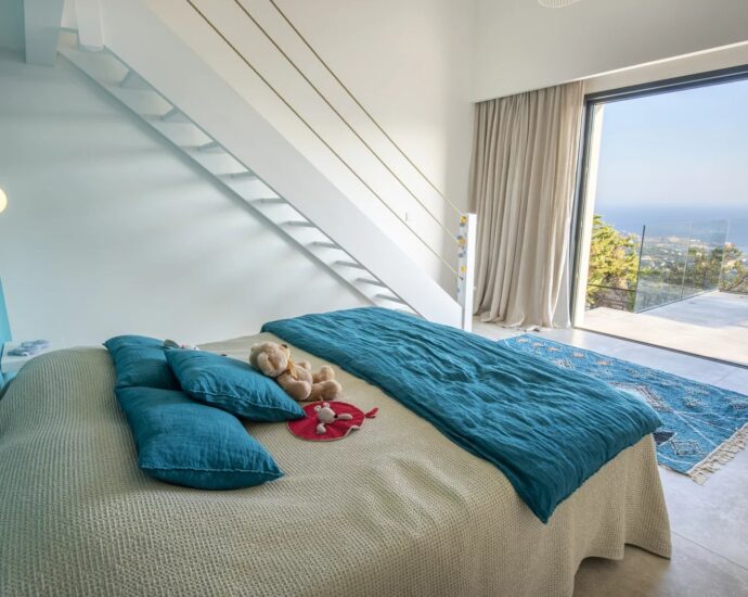 L&rsquo;Île Rousse, Occiglioni, villa d&rsquo;architecte, 6 chambres, piscine, vue panoramique mer, poche plage