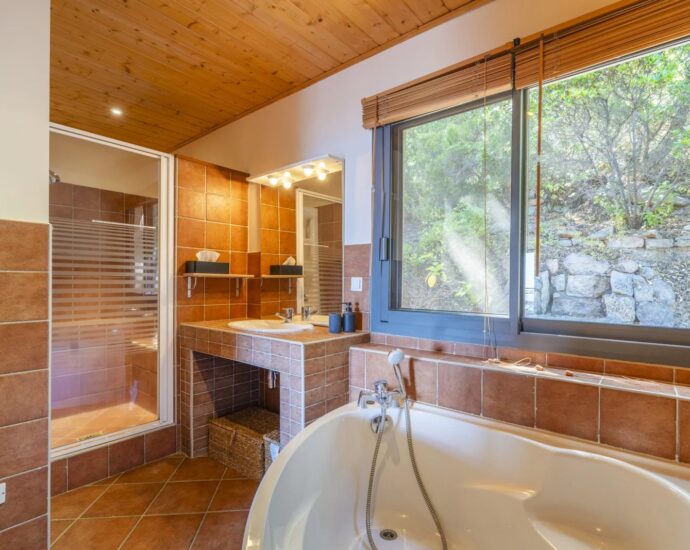 Porto-Vecchio, 3 villas, 7 bedrooms, swimming pool, sea and mountain views, near beach