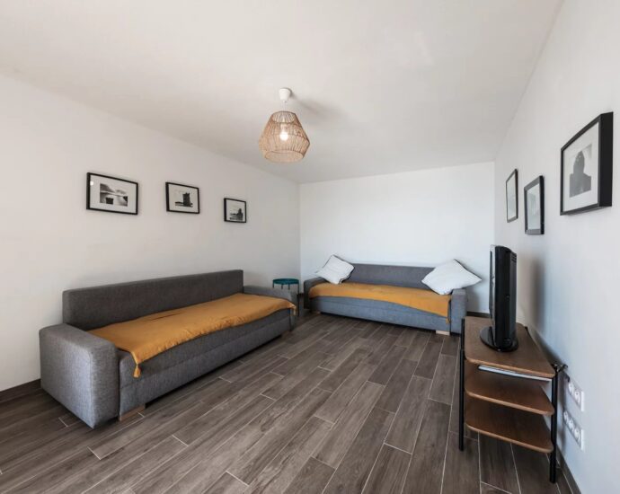 Lavasina, Appartement pied dans l’eau, terrasse, vue mer panoramique, plage à pied