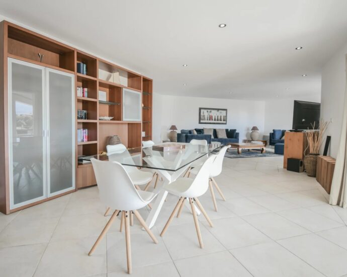 Lumio, Villa 6 chambres, vue mer panoramique, piscine, proche des plages.